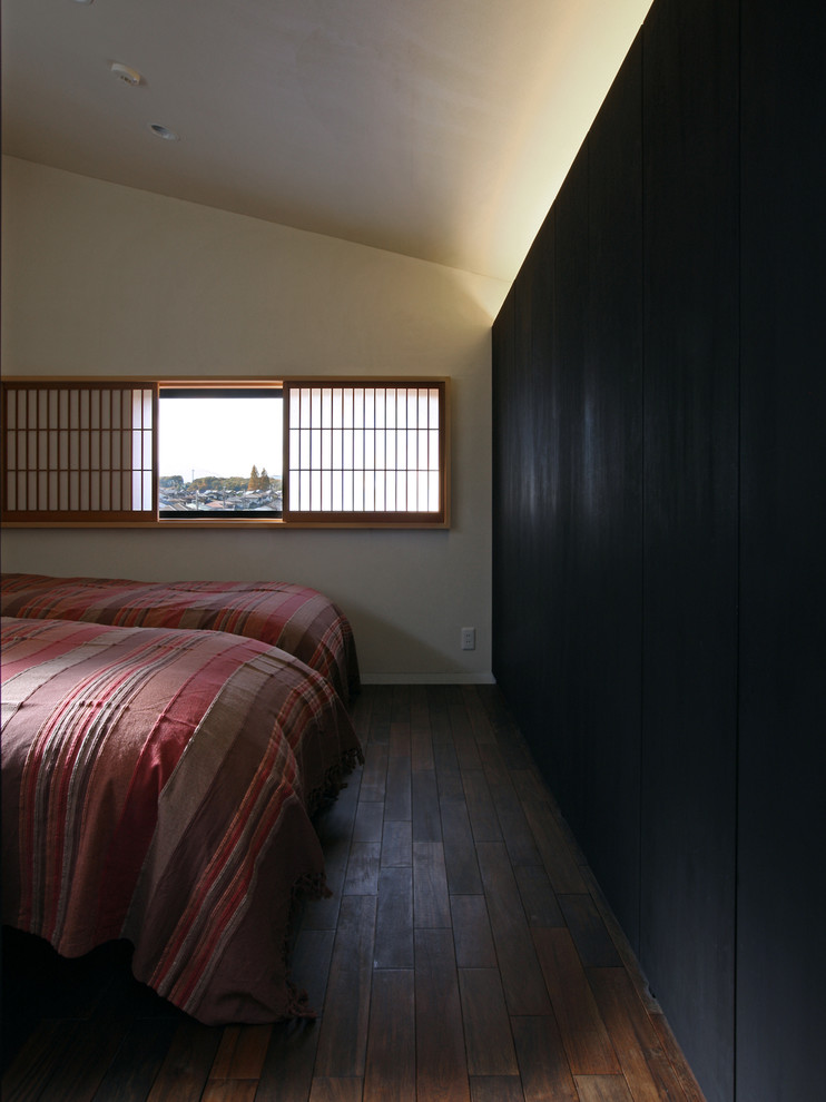 東京23区にある中くらいなアジアンスタイルのおしゃれな主寝室 (白い壁、濃色無垢フローリング、暖炉なし、茶色い床) のレイアウト