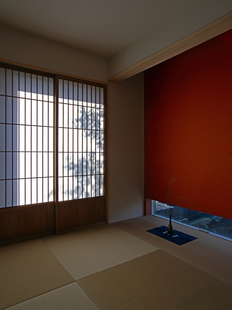 Diseño de habitación de invitados de estilo zen de tamaño medio sin chimenea con paredes rojas, tatami y suelo marrón