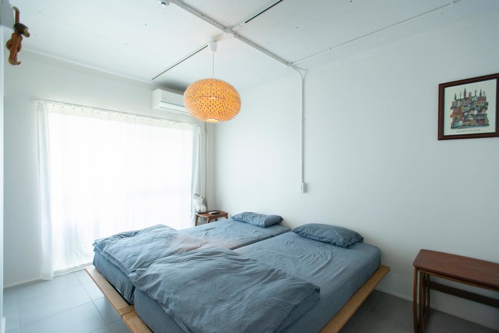 東京23区にあるインダストリアルスタイルのおしゃれな寝室 (白い壁、グレーの床)