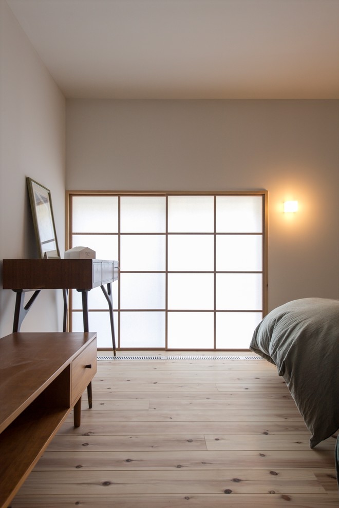 他の地域にある小さな北欧スタイルのおしゃれな主寝室 (白い壁、淡色無垢フローリング、ベージュの床)