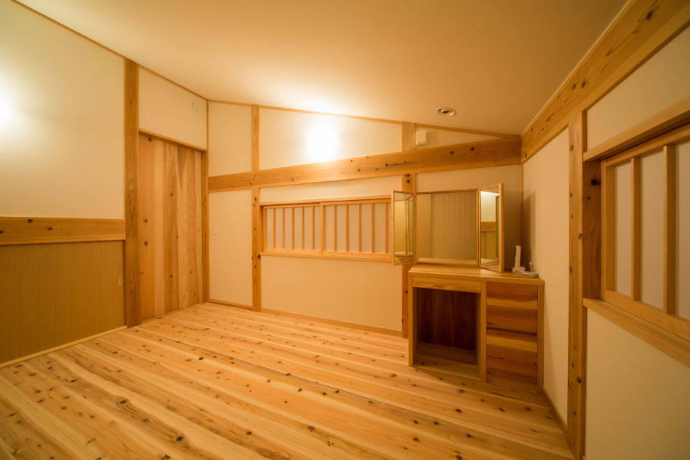 京都にある中くらいな和風のおしゃれな主寝室 (白い壁、無垢フローリング) のレイアウト
