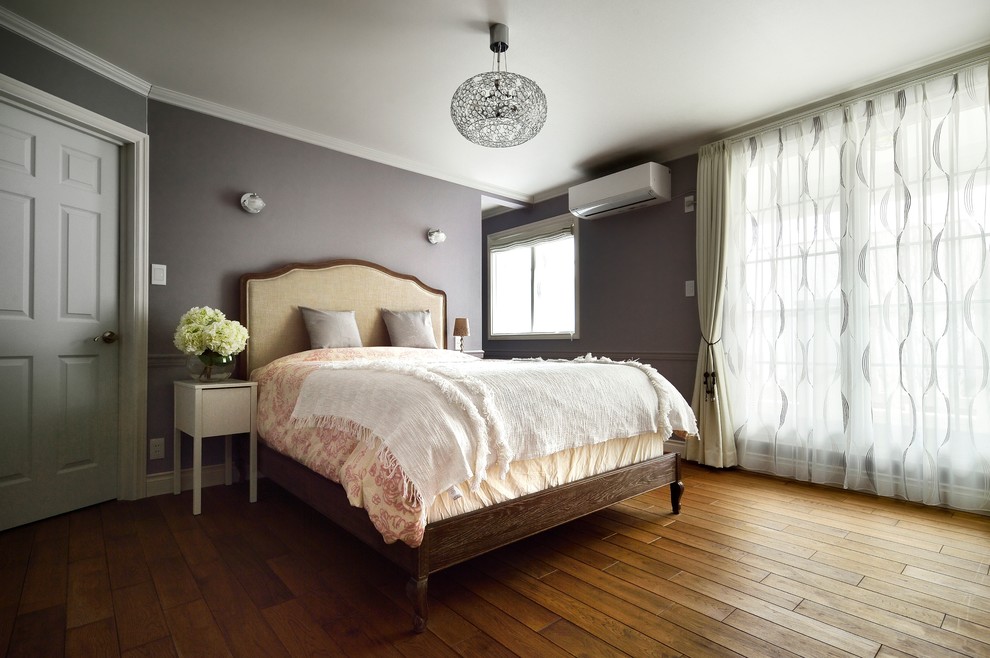 Diseño de dormitorio principal clásico renovado con paredes grises, suelo de madera en tonos medios y suelo marrón
