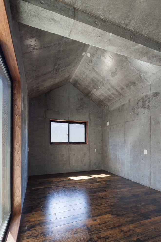 Ispirazione per una camera da letto minimalista di medie dimensioni con pareti grigie, pavimento in vinile e pavimento nero