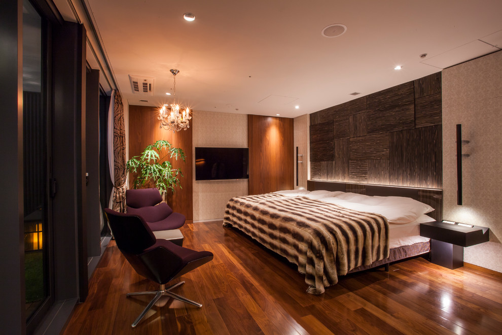 他の地域にある広いコンテンポラリースタイルのおしゃれな主寝室 (茶色い床、グレーの壁) のレイアウト