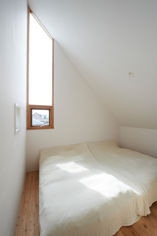 札幌にあるコンテンポラリースタイルのおしゃれな寝室 (白い壁、無垢フローリング、茶色い床、勾配天井) のインテリア
