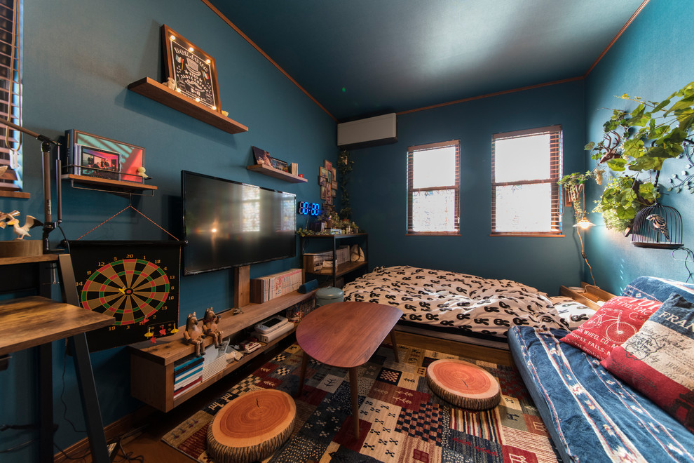 Idee per una camera da letto stile rurale di medie dimensioni con pareti blu, pavimento in legno verniciato, nessun camino e pavimento marrone