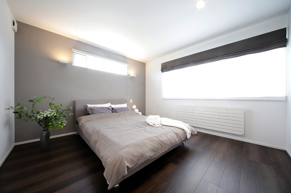 Стильный дизайн: спальня в восточном стиле с разноцветными стенами, темным паркетным полом и коричневым полом - последний тренд