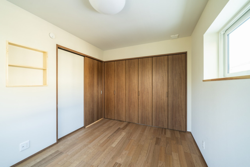 Mittelgroßes Asiatisches Hauptschlafzimmer ohne Kamin mit weißer Wandfarbe, Tatami-Boden, grünem Boden, Tapetendecke und Tapetenwänden in Sonstige