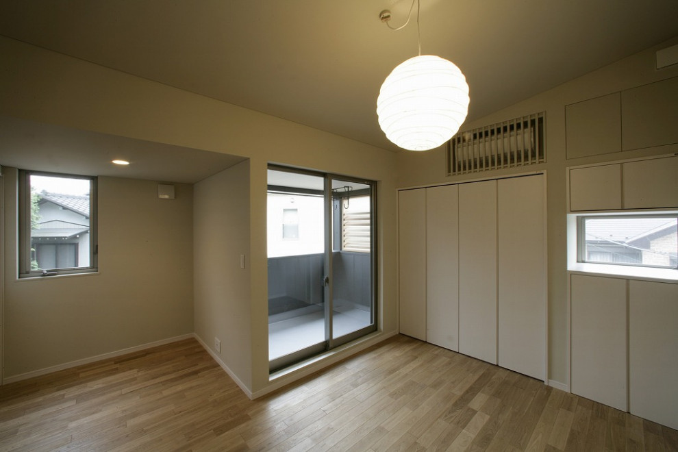 Photo of a medium sized modern master bedroom in Yokohama with beige walls, light hardwood flooring, beige floors and a drop ceiling.