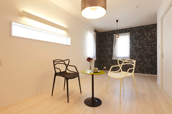 Ejemplo de dormitorio principal moderno de tamaño medio con paredes multicolor, suelo de contrachapado y suelo blanco