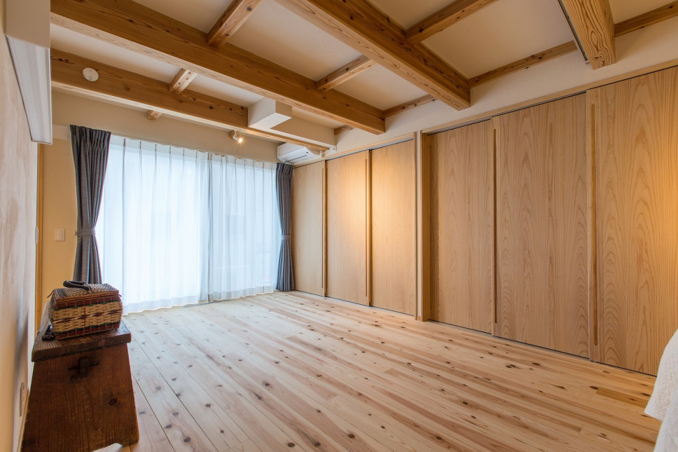 Стильный дизайн: хозяйская спальня в восточном стиле с белыми стенами, бежевым полом и деревянным потолком - последний тренд