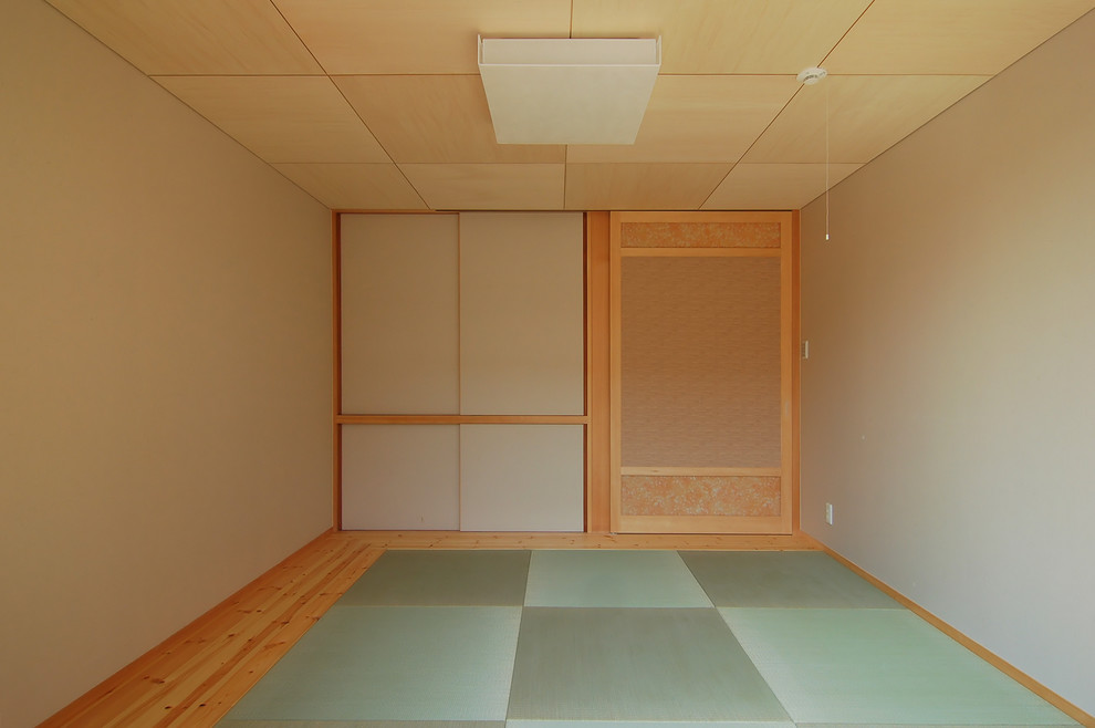 Asiatisches Hauptschlafzimmer ohne Kamin mit weißer Wandfarbe, Tatami-Boden und grünem Boden in Sonstige