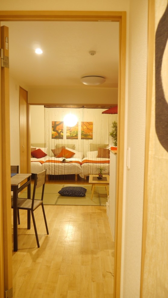 Стильный дизайн: маленькая гостевая спальня (комната для гостей) в восточном стиле с белыми стенами и полом из винила для на участке и в саду - последний тренд