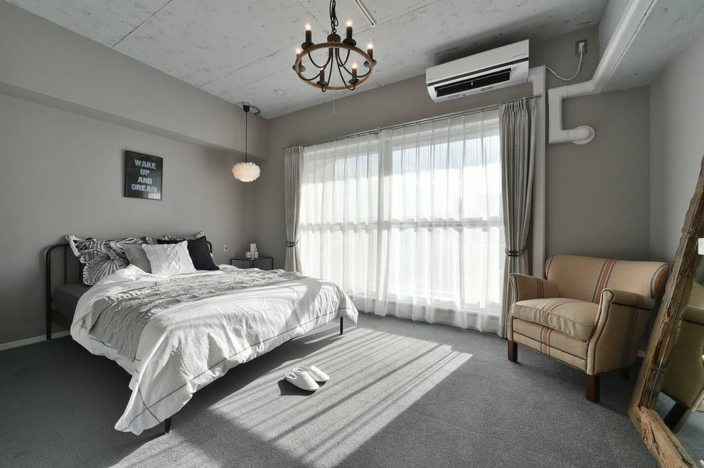 Modelo de dormitorio industrial con paredes grises y suelo gris