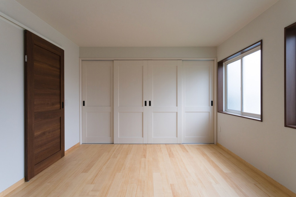 На фото: хозяйская спальня среднего размера в стиле модернизм с синими стенами, светлым паркетным полом и коричневым полом