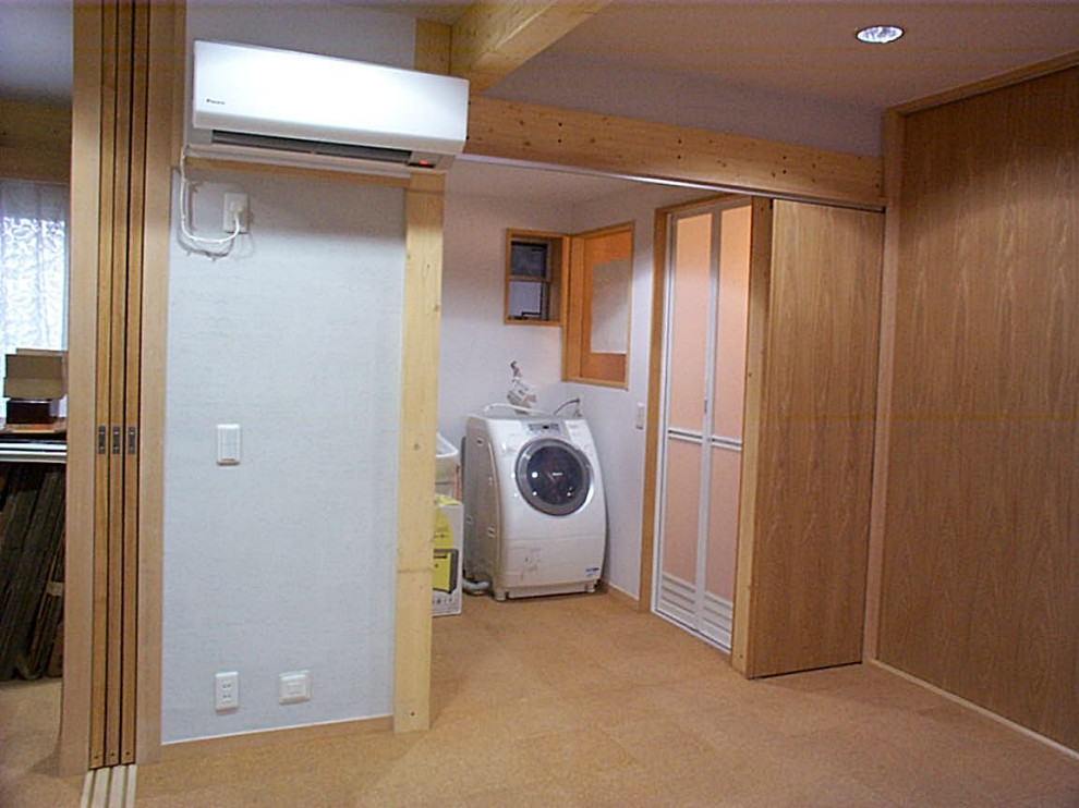 Kleines Modernes Hauptschlafzimmer mit grauer Wandfarbe, Korkboden, braunem Boden und Tapetendecke in Tokio