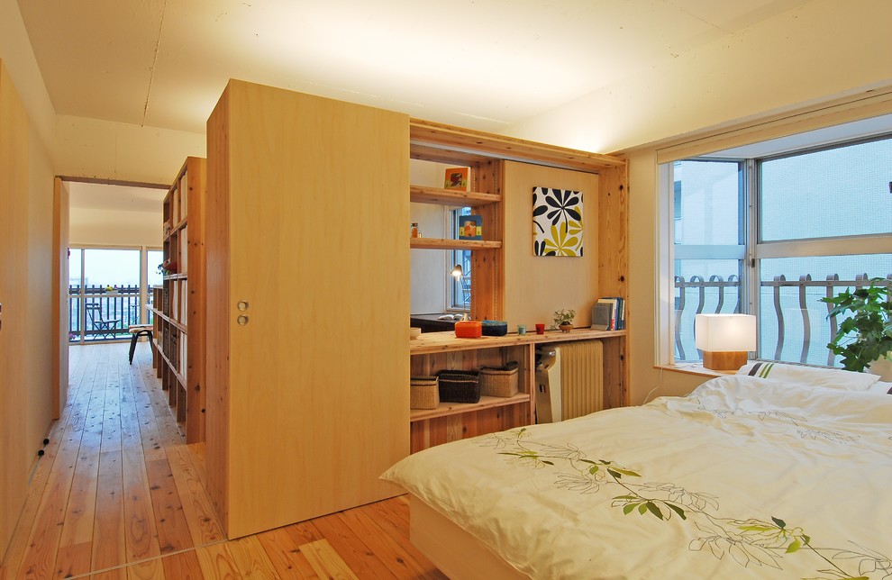 東京23区にある中くらいなコンテンポラリースタイルのおしゃれな主寝室 (白い壁、無垢フローリング、茶色い床)