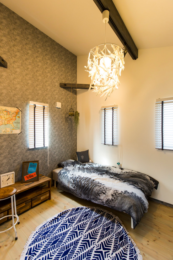 Ejemplo de dormitorio mediterráneo con paredes multicolor, suelo de madera clara y suelo beige