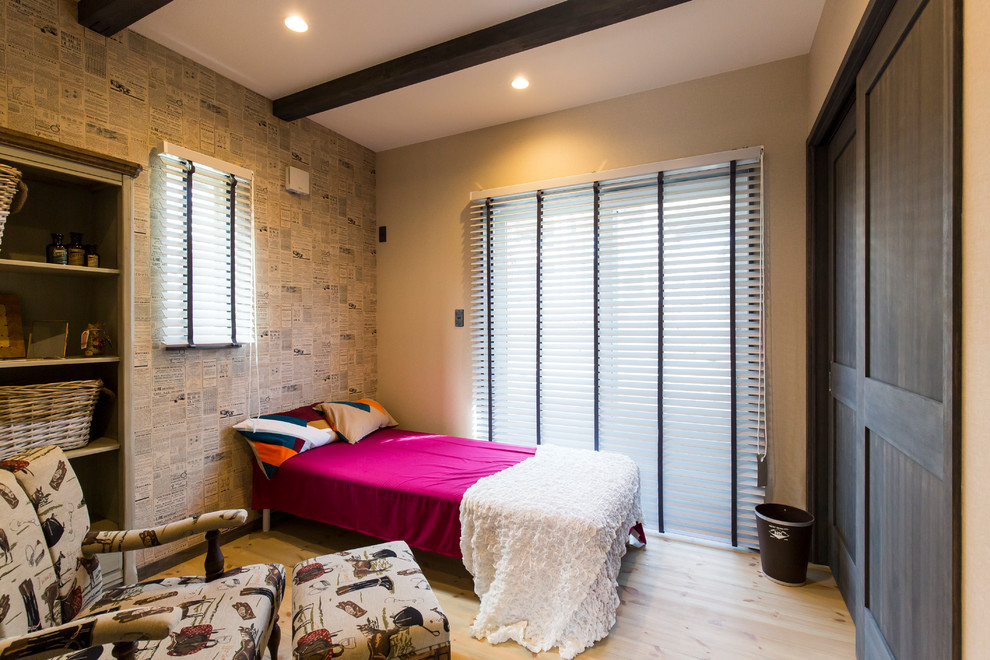 他の地域にある地中海スタイルのおしゃれな寝室 (マルチカラーの壁、淡色無垢フローリング、ベージュの床) のレイアウト
