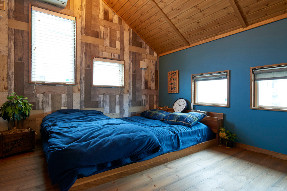 Ejemplo de dormitorio campestre con paredes multicolor, suelo de madera en tonos medios y suelo marrón