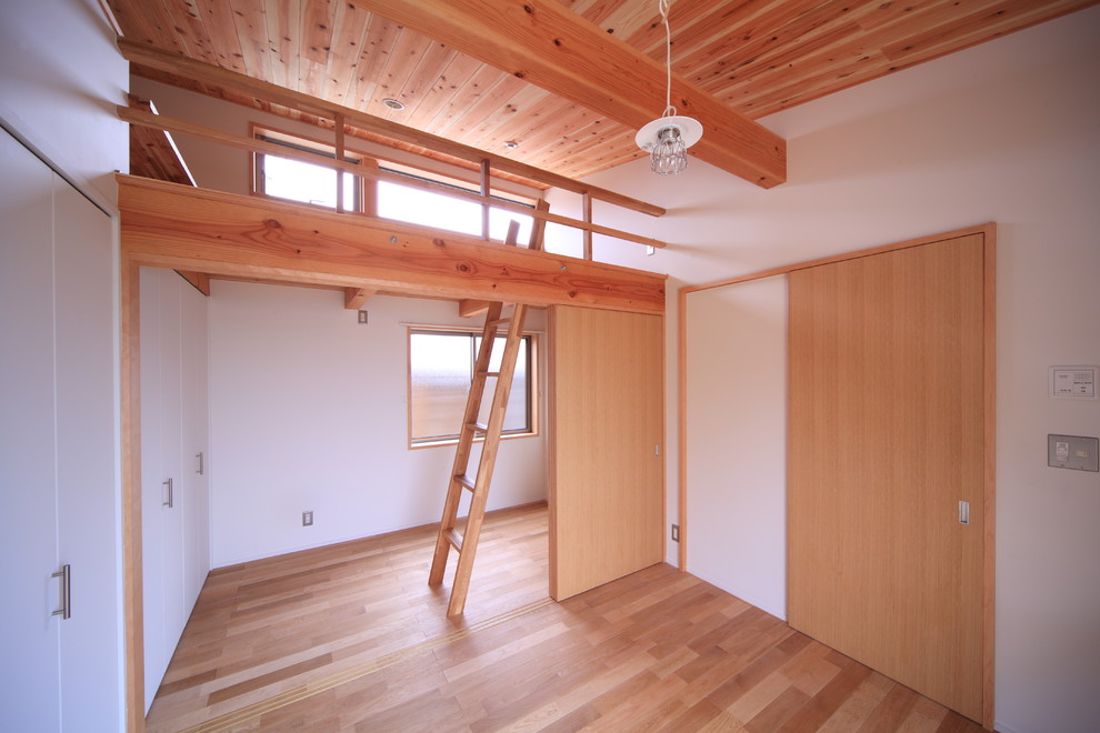Источник вдохновения для домашнего уюта: хозяйская спальня в стиле модернизм с белыми стенами, паркетным полом среднего тона, бежевым полом и деревянным потолком