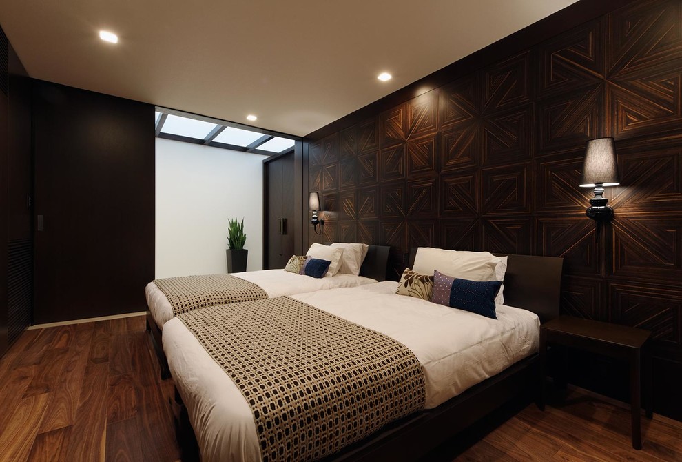 Inspiration för moderna sovrum, med bruna väggar och mörkt trägolv