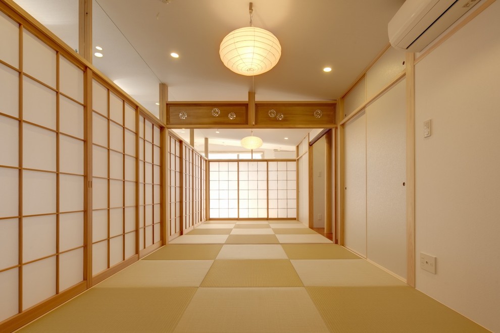 Asiatisk inredning av ett sovrum, med vita väggar, tatamigolv och brunt golv