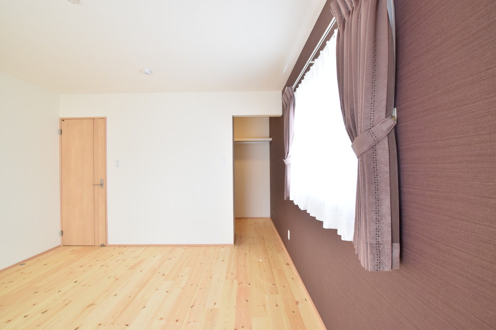 他の地域にあるアジアンスタイルのおしゃれな主寝室 (白い壁、ベージュの床)