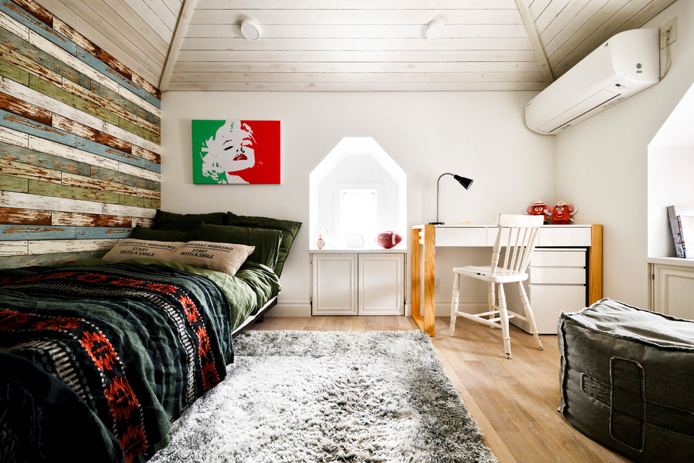 Cette photo montre une chambre parentale tendance avec un mur blanc, parquet clair et un sol beige.