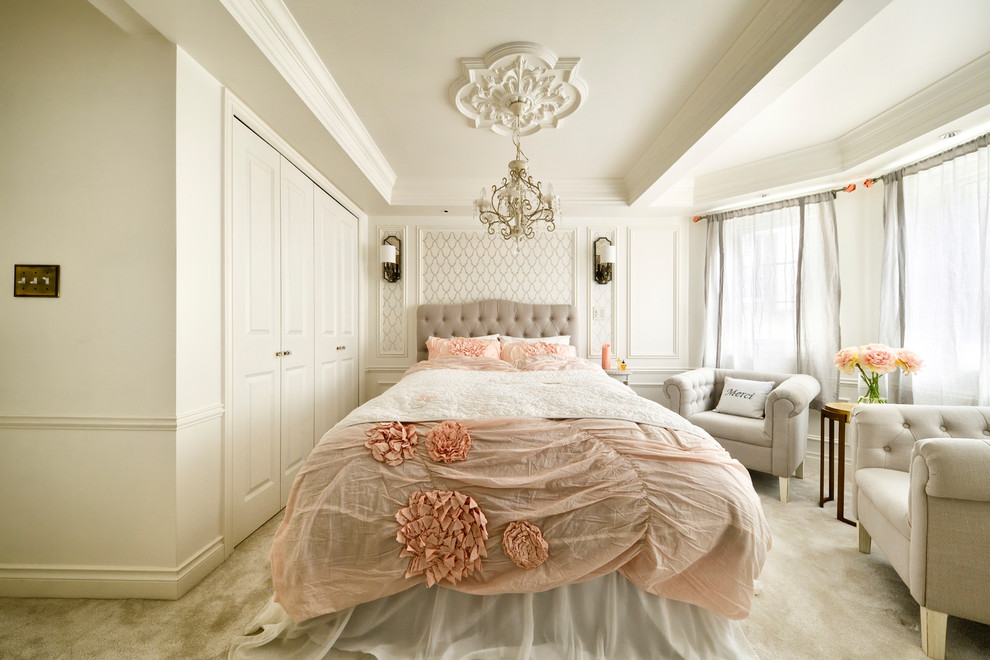 Immagine di una camera matrimoniale vittoriana con pareti bianche, pavimento bianco e moquette
