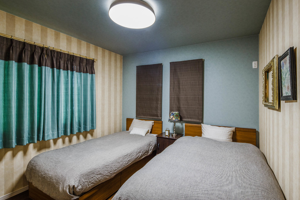 Asiatisches Hauptschlafzimmer mit bunten Wänden, Sperrholzboden und braunem Boden in Osaka