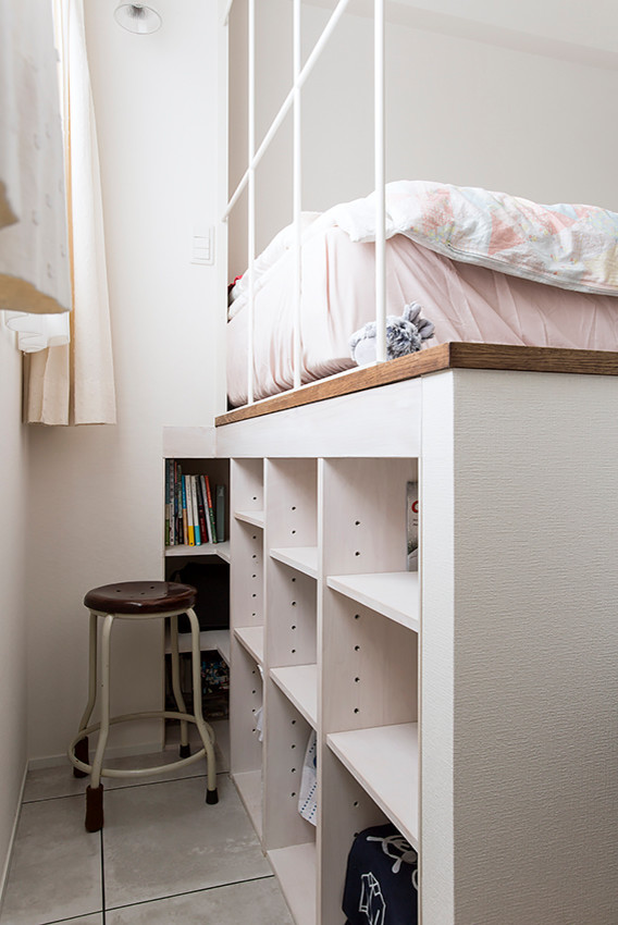 東京23区にある小さなカントリー風のおしゃれなロフト寝室 (白い壁、グレーの床、クッションフロア、暖炉なし)