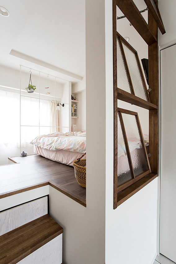 Modelo de dormitorio tipo loft campestre pequeño sin chimenea con paredes blancas, suelo vinílico y suelo gris