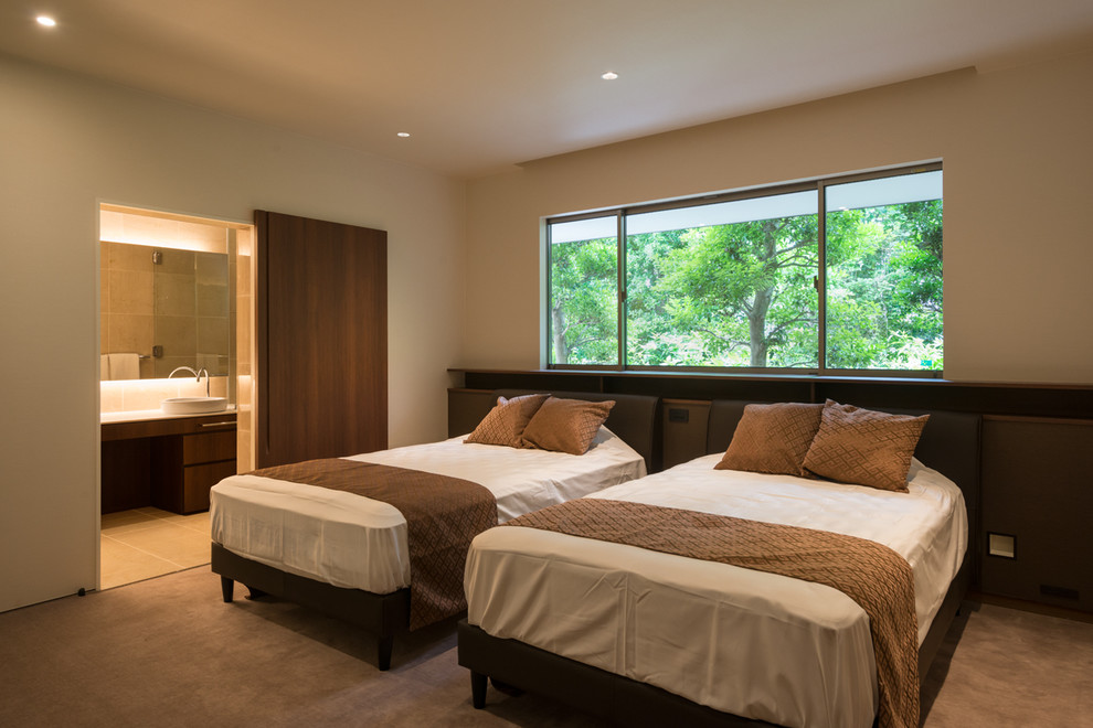 Contemporary master bedroom in Tokyo Suburbs with beige walls, carpet and no fireplace.