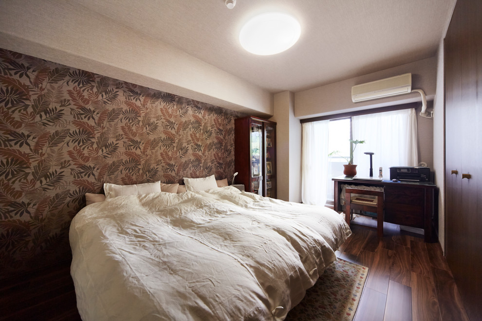 Exemple d'une chambre parentale exotique avec un mur blanc, un sol en contreplaqué et un sol marron.