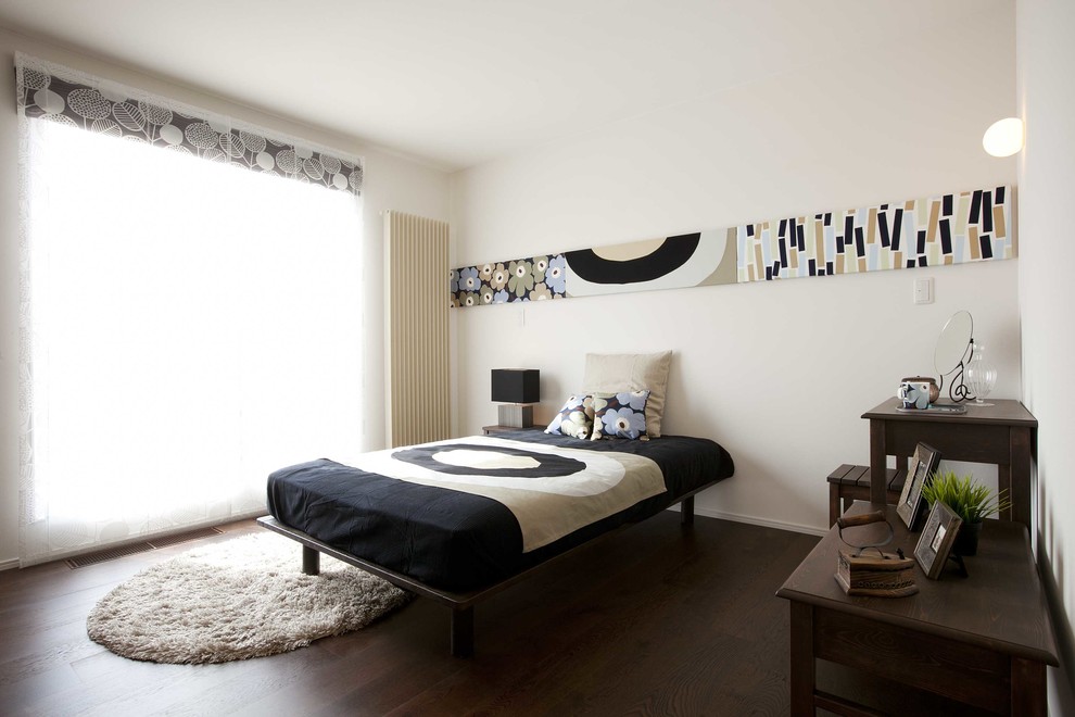 他の地域にある小さなアジアンスタイルのおしゃれな主寝室 (白い壁、濃色無垢フローリング、茶色い床、暖炉なし)