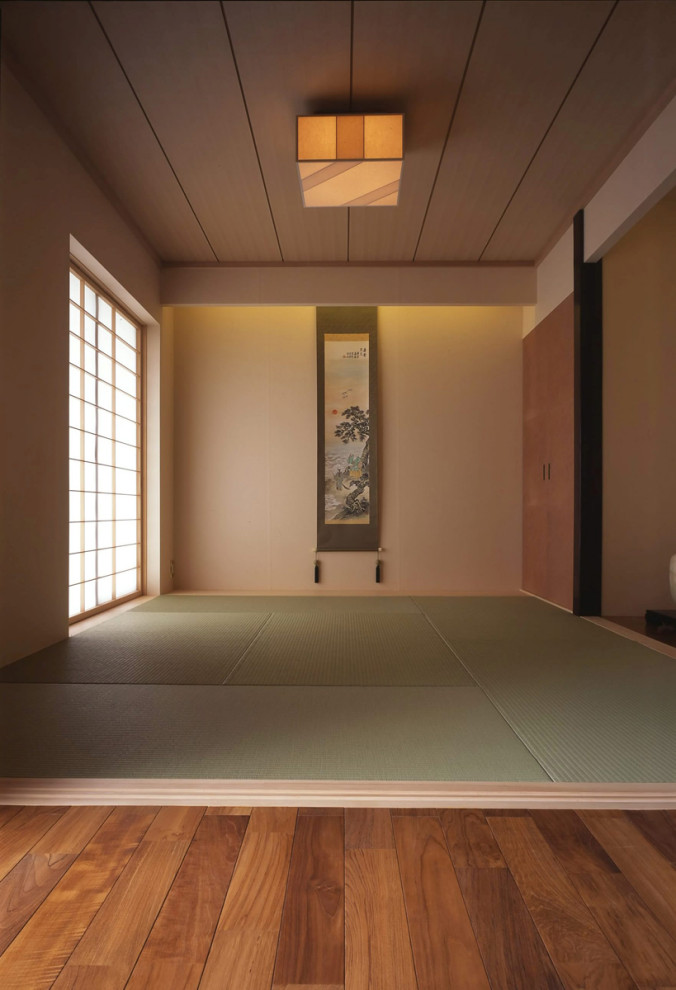 Esempio di una camera degli ospiti etnica di medie dimensioni con pareti bianche, pavimento in tatami, nessun camino, pavimento beige e soffitto in legno
