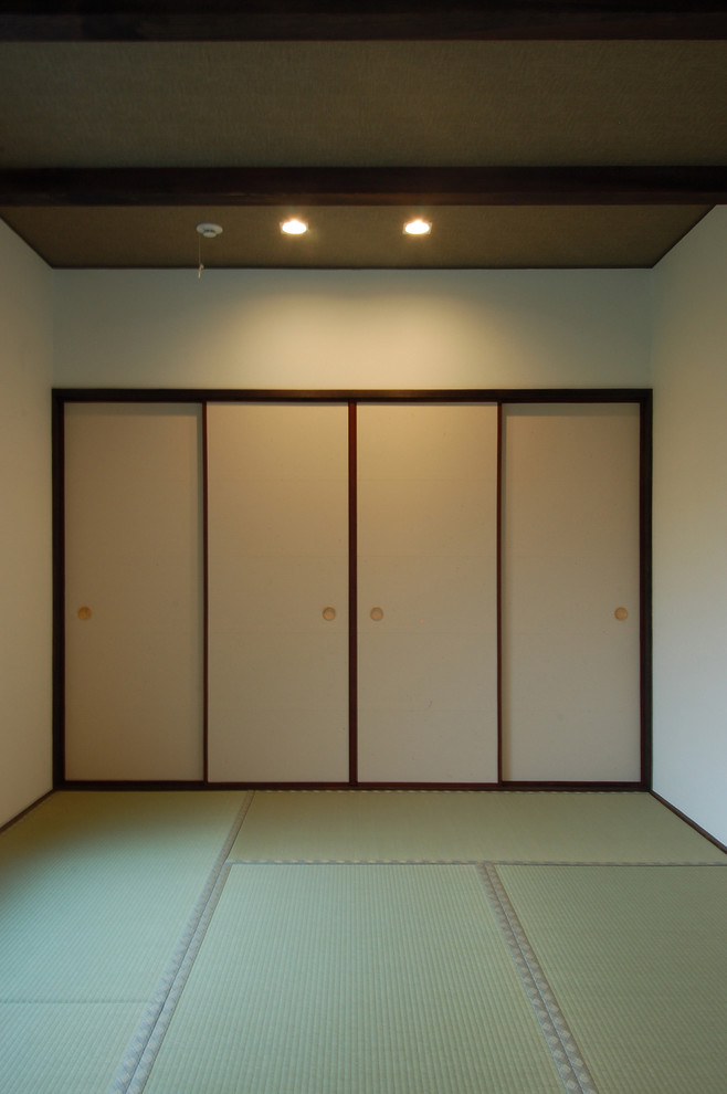 Diseño de dormitorio principal asiático con paredes blancas y tatami