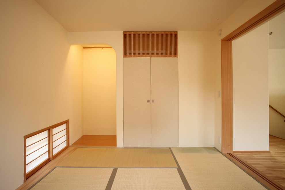 На фото: гостевая спальня среднего размера, (комната для гостей) в восточном стиле с белыми стенами, татами и бежевым полом без камина