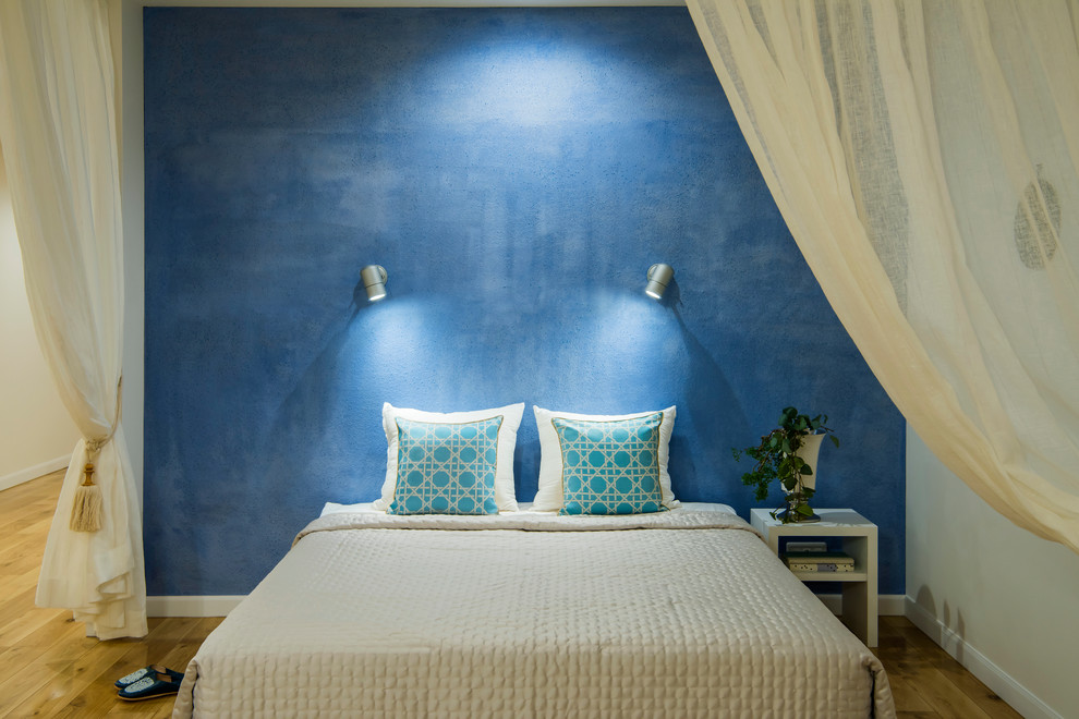 他の地域にある地中海スタイルのおしゃれな寝室 (マルチカラーの壁、無垢フローリング、茶色い床)
