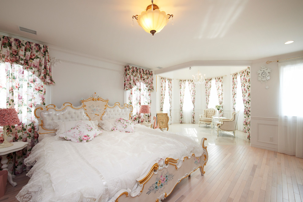 他の地域にあるトラディショナルスタイルのおしゃれな寝室 (白い壁、塗装フローリング、ベージュの床) のレイアウト