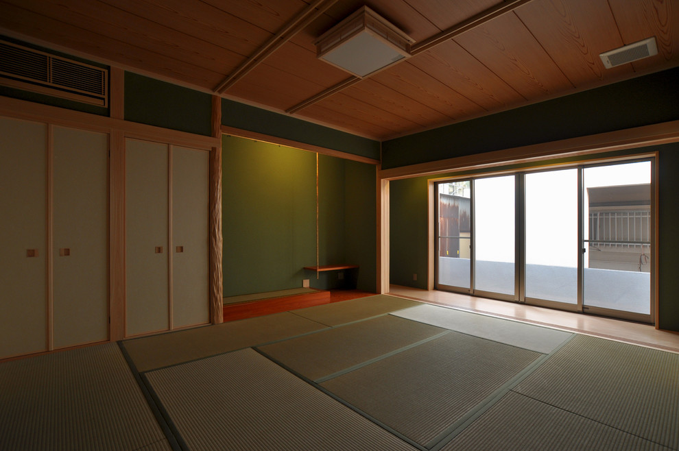 Стильный дизайн: хозяйская спальня в восточном стиле с зелеными стенами и татами - последний тренд