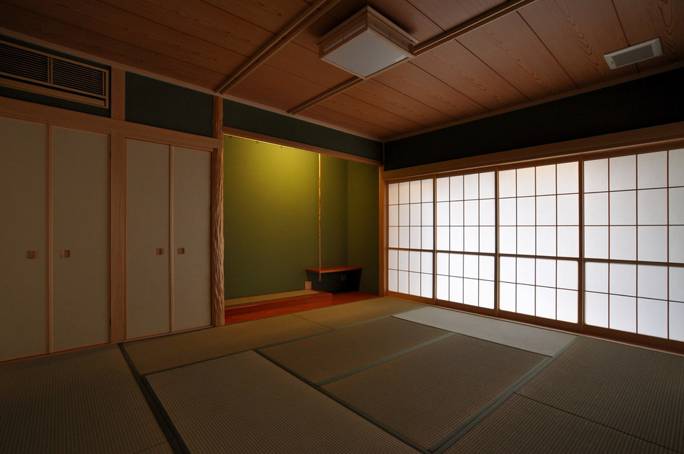 他の地域にある和風のおしゃれな主寝室 (緑の壁、畳) のレイアウト