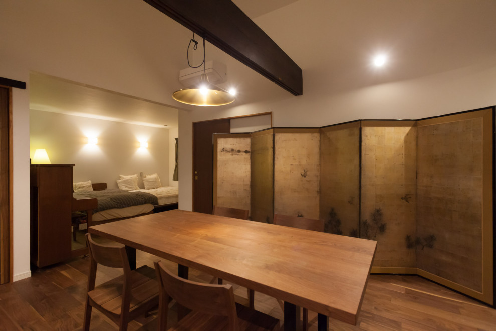 神戸にある中くらいなアジアンスタイルのおしゃれな主寝室 (白い壁、濃色無垢フローリング、薪ストーブ、漆喰の暖炉まわり、茶色い床) のインテリア