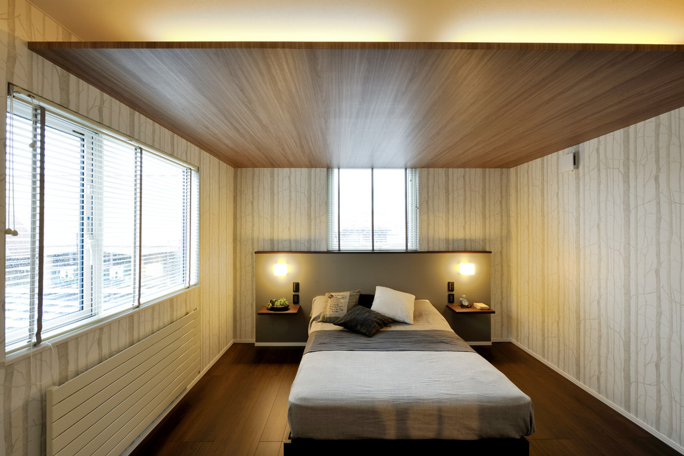 札幌にあるコンテンポラリースタイルのおしゃれな寝室 (ベージュの壁、濃色無垢フローリング、茶色い床) のインテリア