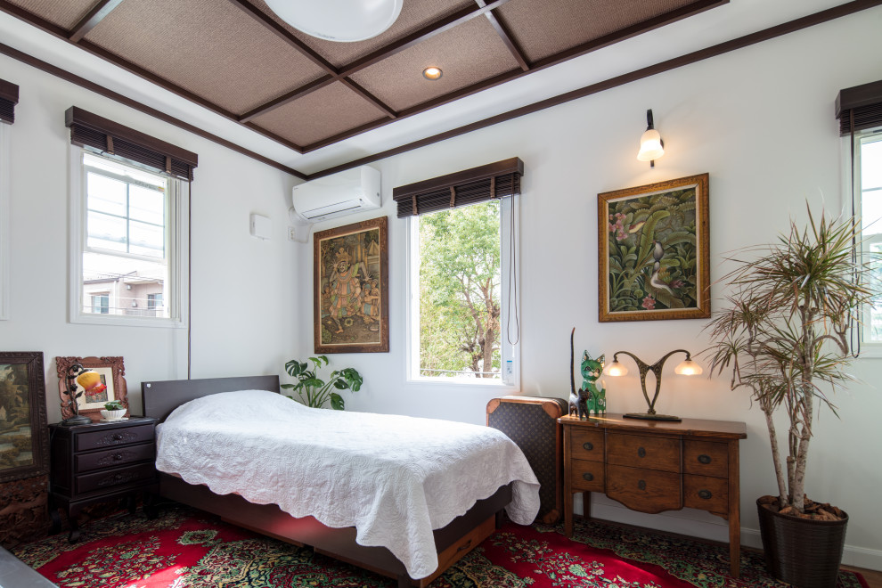Идея дизайна: маленькая хозяйская спальня в викторианском стиле с белыми стенами, ковровым покрытием и разноцветным полом для на участке и в саду