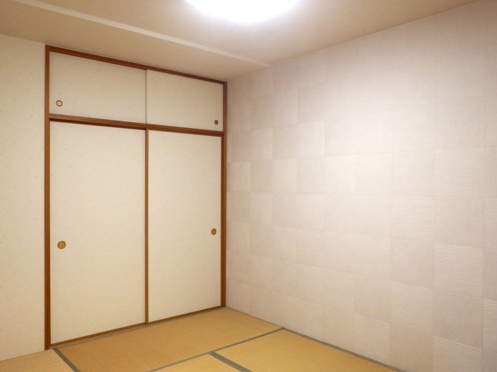 Idee per una camera matrimoniale tradizionale di medie dimensioni con pareti bianche, pavimento in tatami, nessun camino e pavimento verde