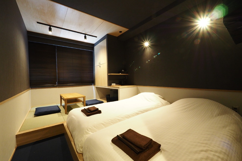 他の地域にある和風のおしゃれな客用寝室 (黒い壁、カーペット敷き、暖炉なし、青い床) のレイアウト