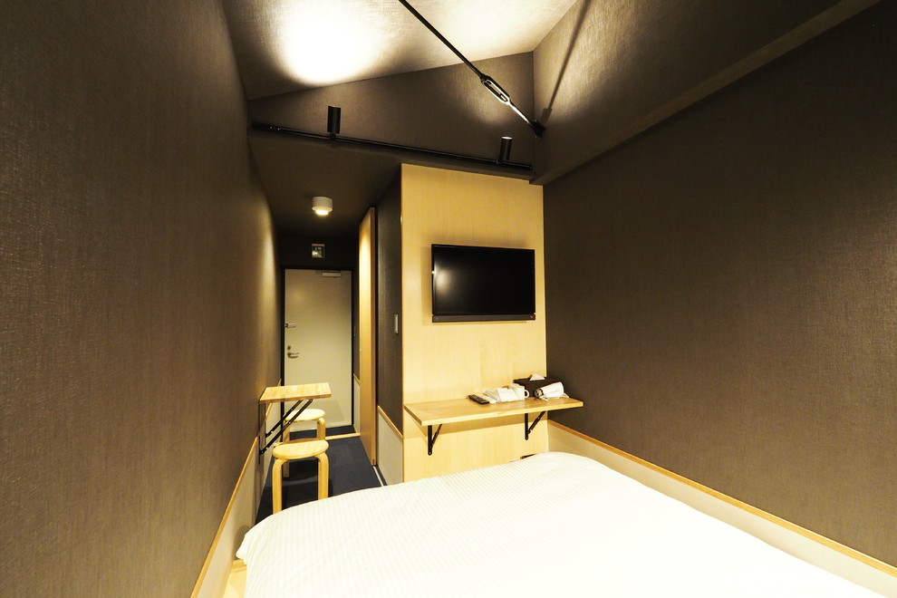 他の地域にある和風のおしゃれなロフト寝室 (黒い壁、カーペット敷き、暖炉なし、青い床)