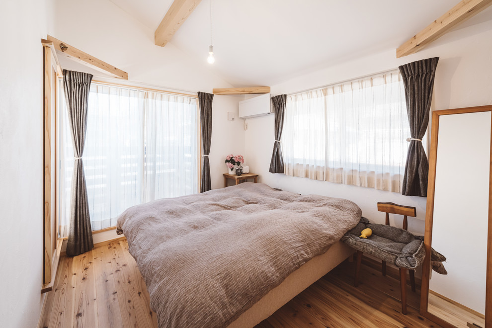 東京都下にあるカントリー風のおしゃれな寝室 (白い壁、無垢フローリング、茶色い床) のレイアウト